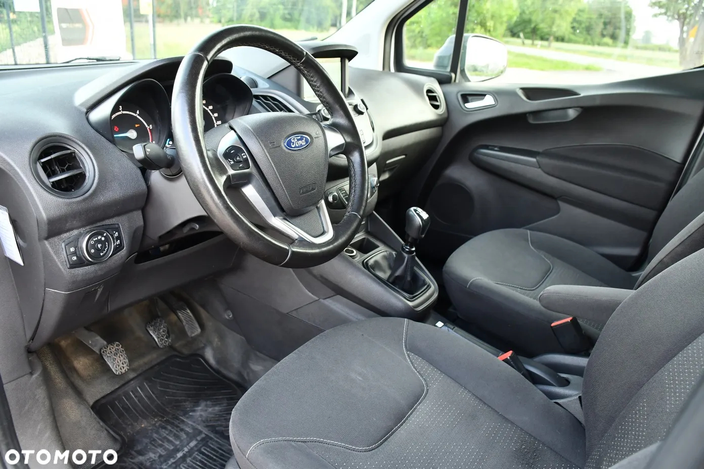 Ford Transit Courier - 31