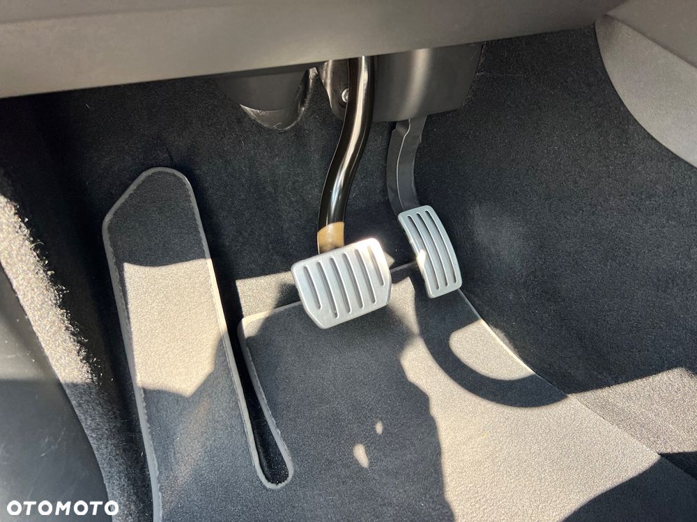 Tesla Model Y - 15