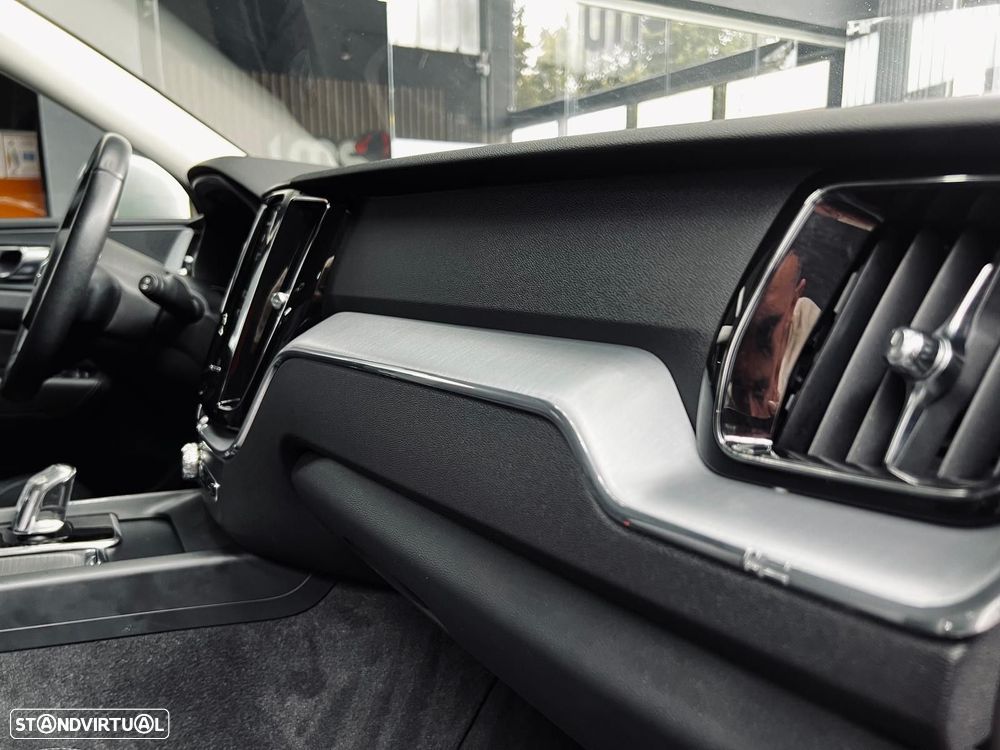 Volvo XC 60 2.0 T8 PHEV Momentum Plus AWD - 39