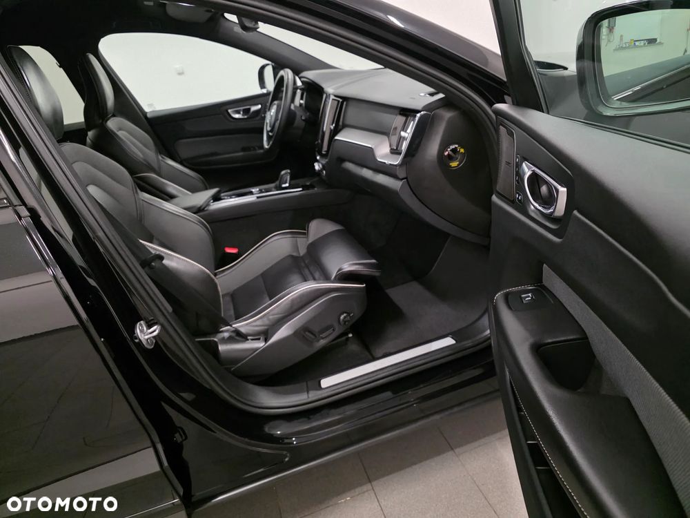 Volvo XC 60 B4 D AWD Plus Dark - 30