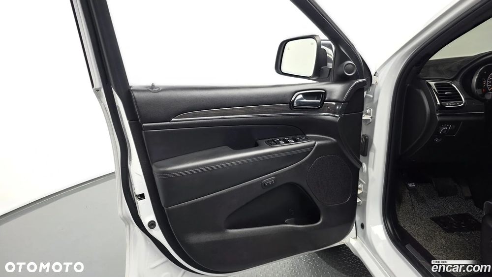 Jeep Grand Cherokee - 25