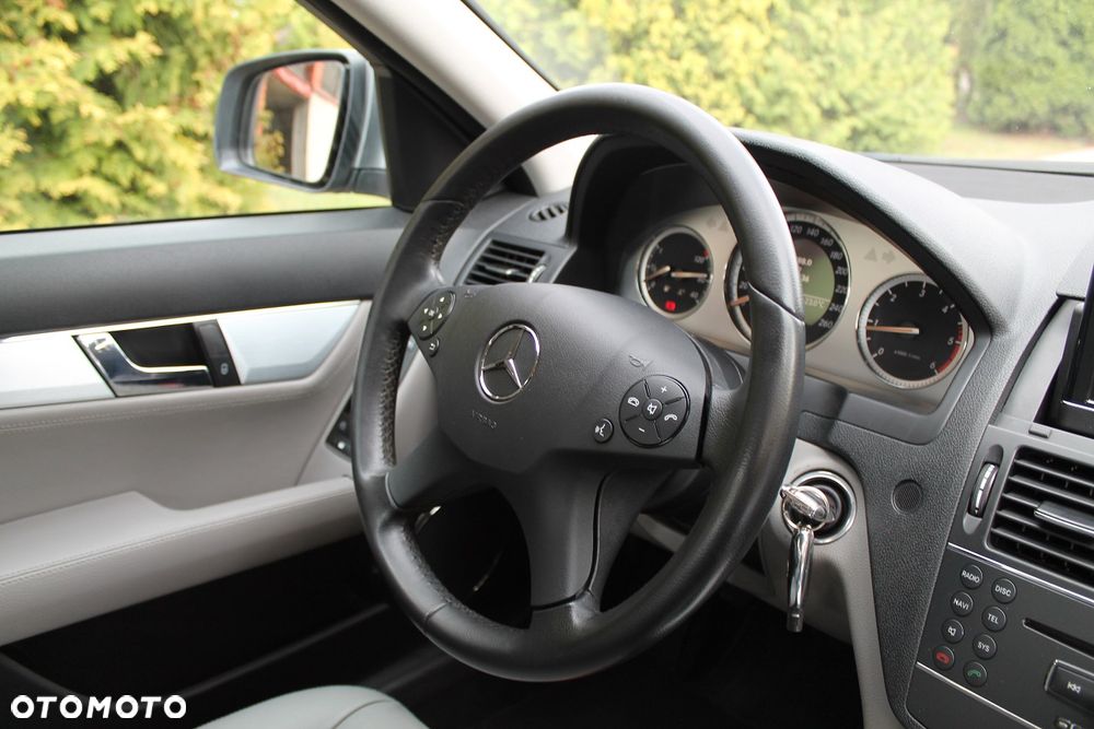 Mercedes-Benz Klasa C 220 CDI DPF Avantgarde - 37