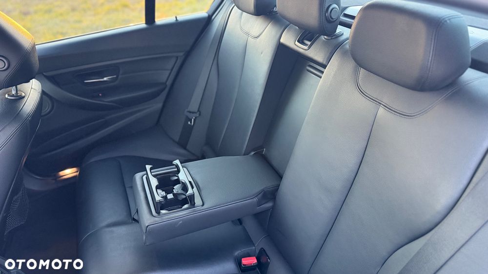 BMW Seria 3 335i M Sport - 13