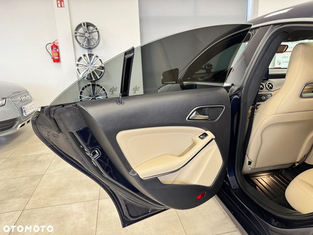 Mercedes-Benz CLA 250 7G-DCT UrbanStyle Edition - 24