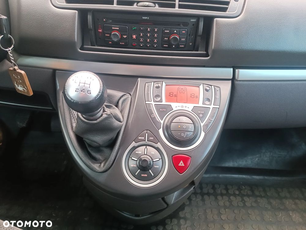 Peugeot 807 HDi 135 Premium - 21