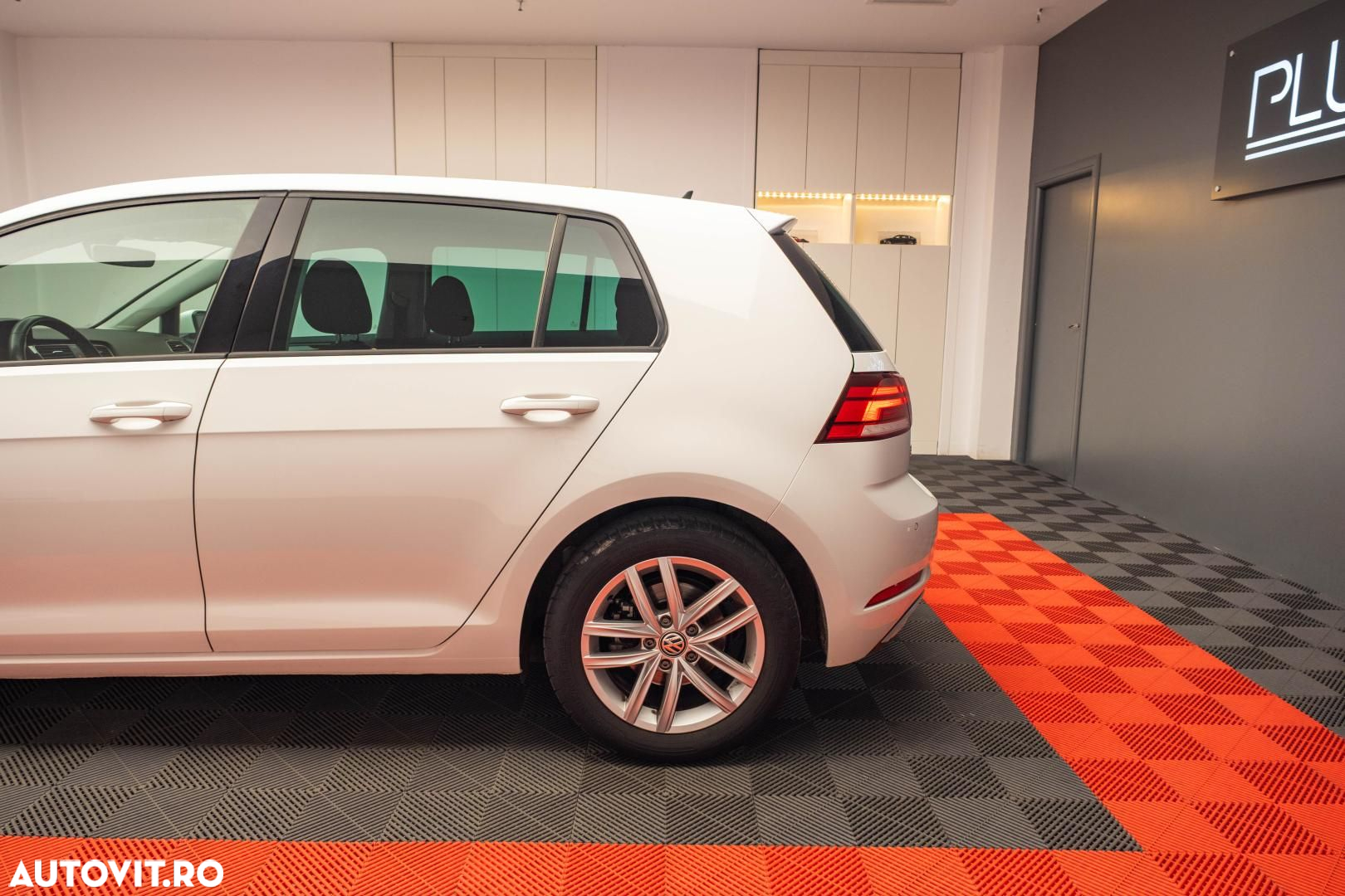 Volkswagen Golf - 6