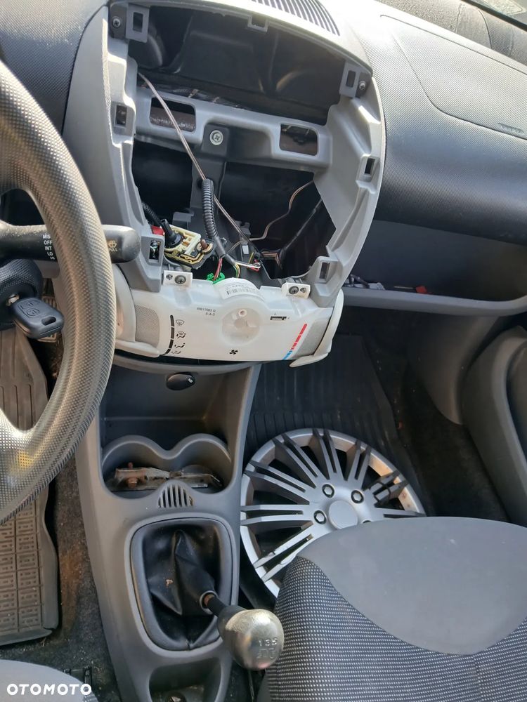 PEUGEOT 107 EXZ 08R fotel fotele kanapa deska kokpit podsufitka boczek boczki klamka podłokietnik - 5