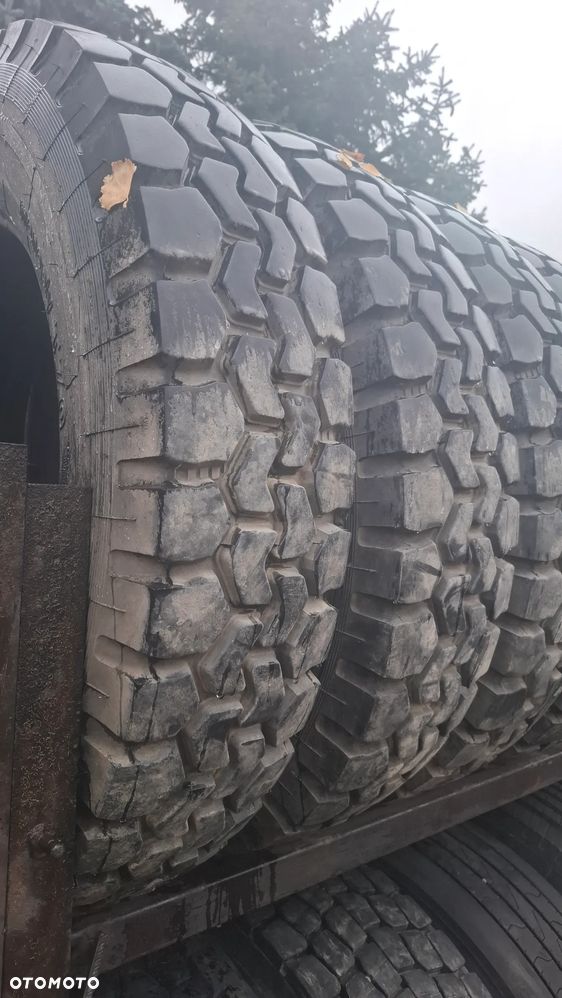 Uniroyal monopoly 9r22.5 - 2