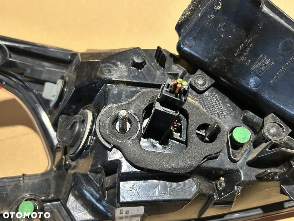 lampa prawa prawy tył tylna Peugeot 308 II T9 HB 9677817580 - 9