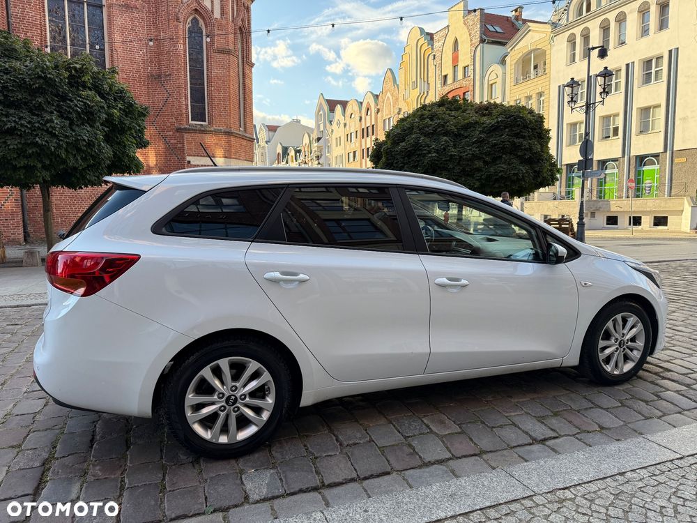 Kia Ceed 1.6 CRDi 136 ISG Dream Team Edition - 6