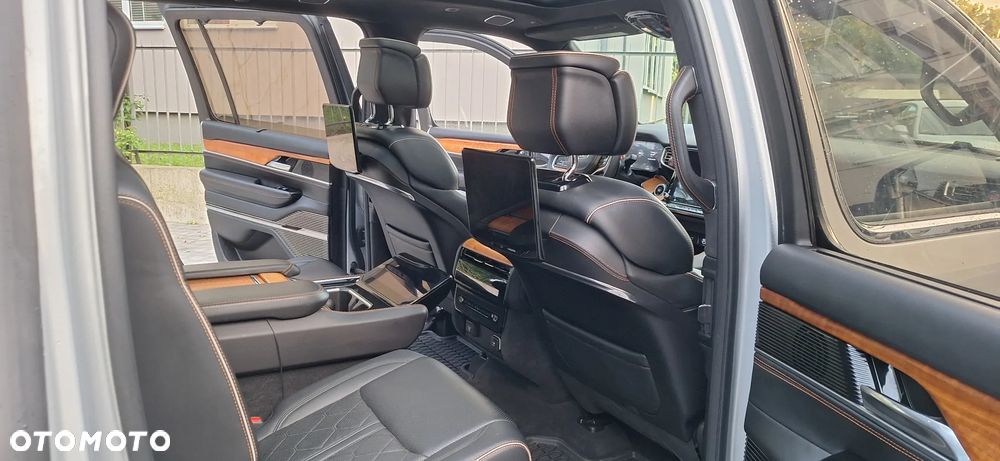 Jeep Grand Wagoneer - 16