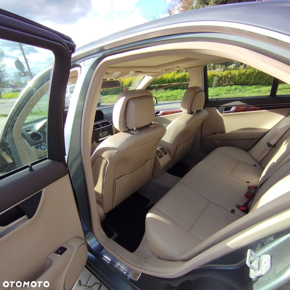 Mercedes-Benz Klasa C 250 CGI BlueEff Elegance - 8