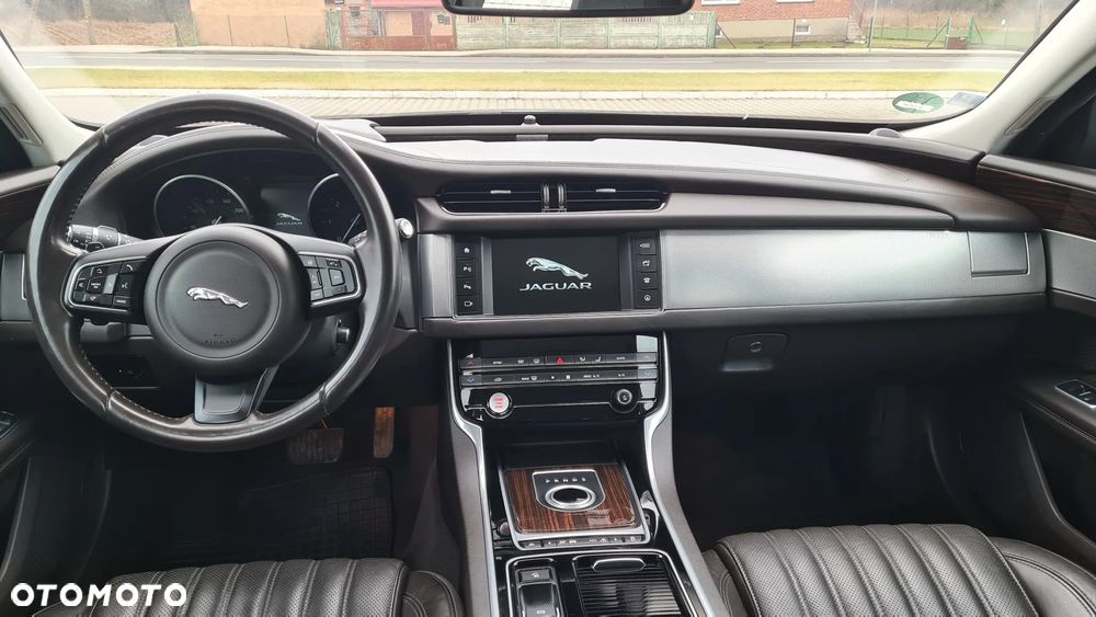 Jaguar XF 20d Portfolio - 24