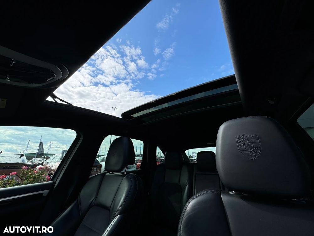 Porsche Cayenne 3.0 L - 24