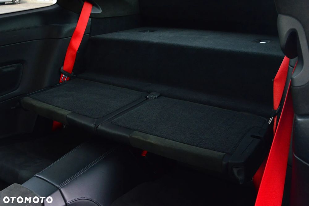 Porsche 911 Carrera 4 GTS - 18