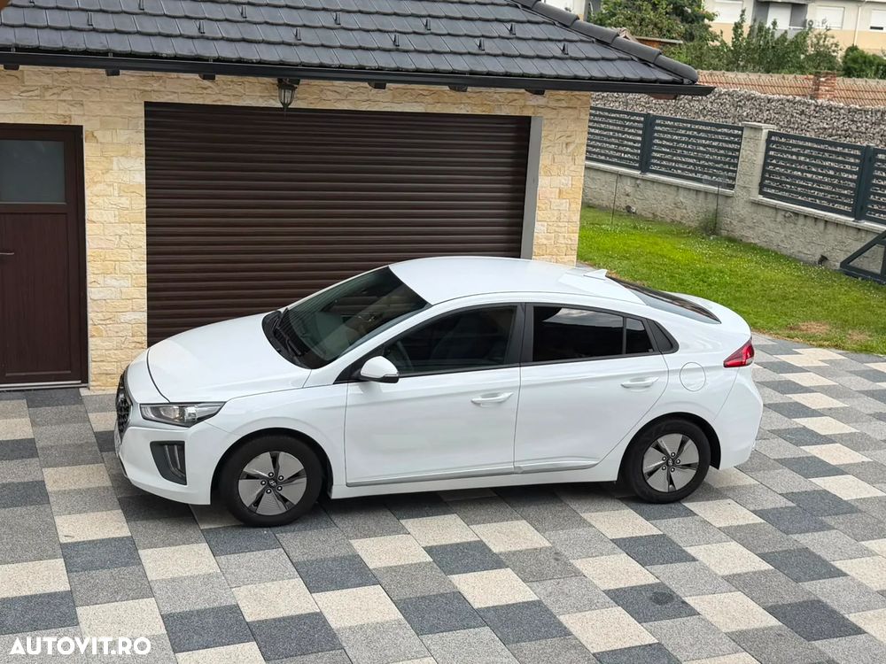 Hyundai IONIQ - 3