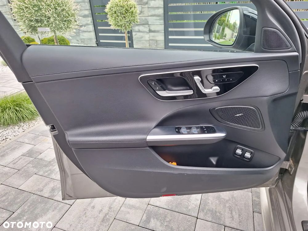 Mercedes-Benz Klasa C ver-300-e-phev-amg - 33