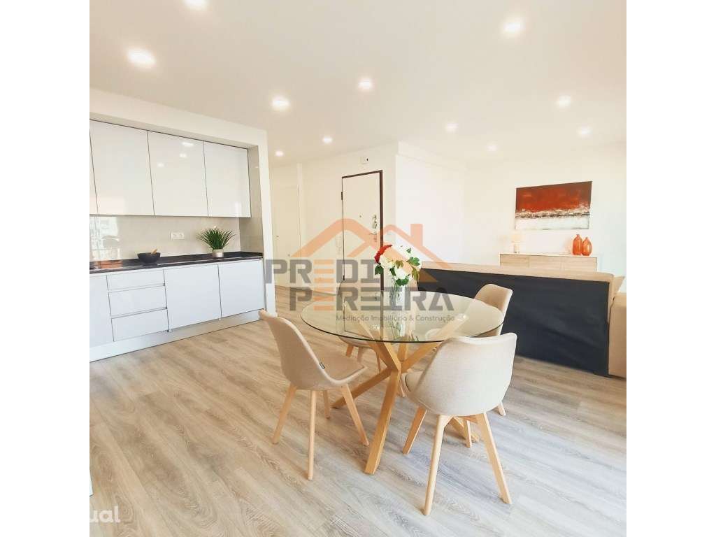 Apartamento T3, com varanda, em Benfica. - Grande imagem: 2/21