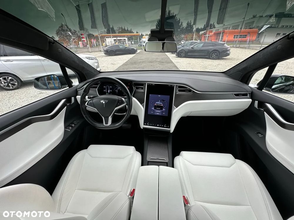 Tesla Model X - 17