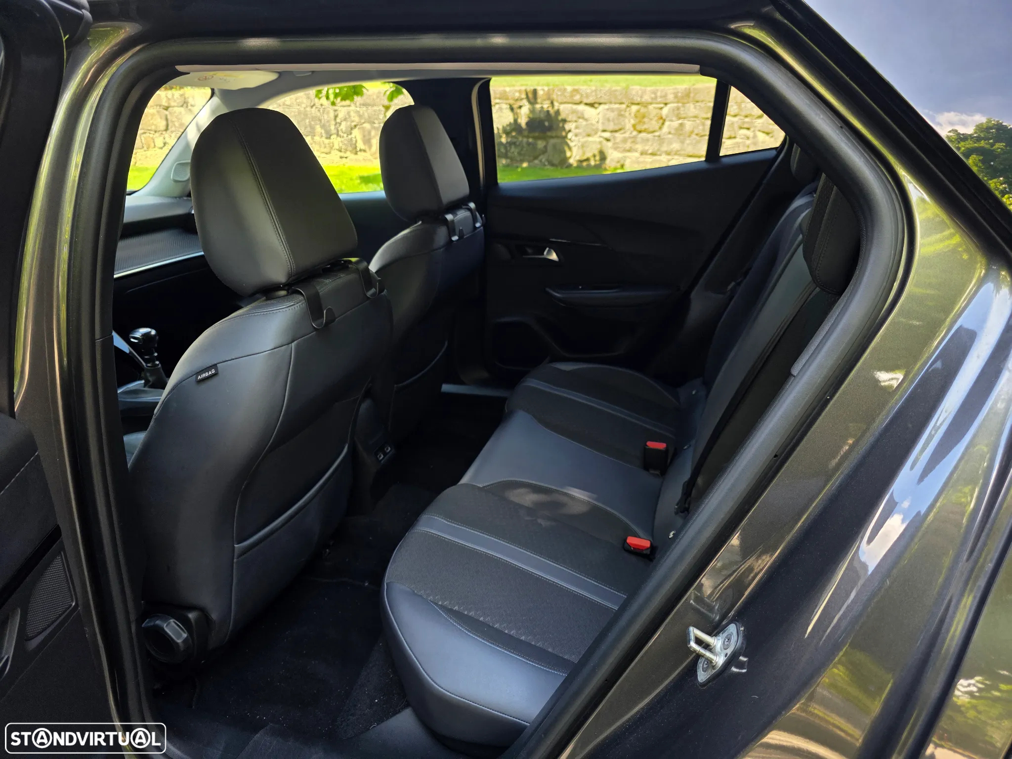 Peugeot 2008 1.2 PureTech Allure - 8