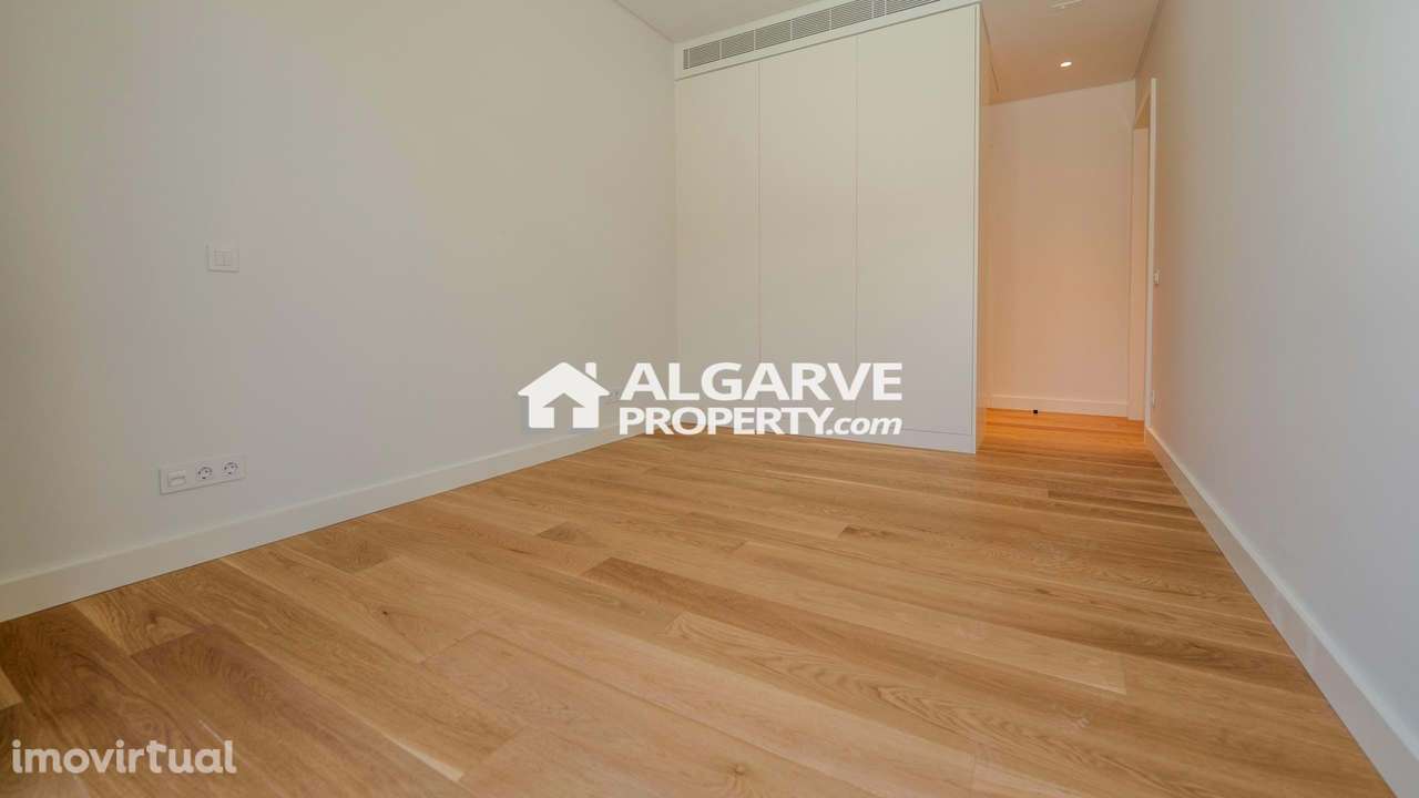 Luxuoso apartamento T2 novo em frente à Praia de Quarteira, Algarve - Grande imagem: 4/18