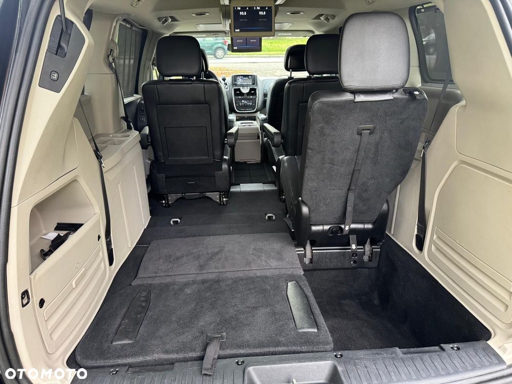 Chrysler Town & Country - 23
