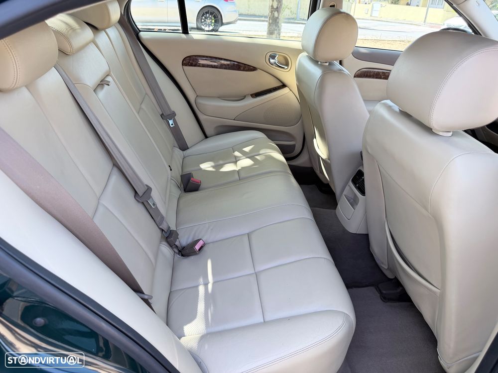 Jaguar S-Type 3.0 V6 Executive Auto. - 12