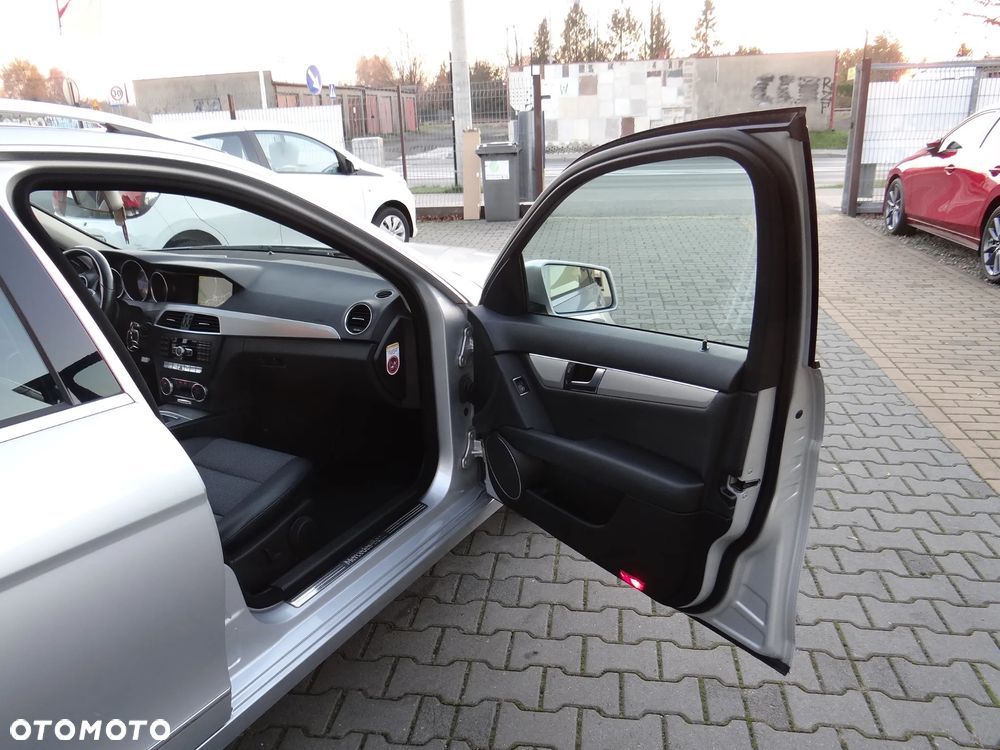 Mercedes-Benz Klasa C 180 CGI BlueEff Avantgarde - 26