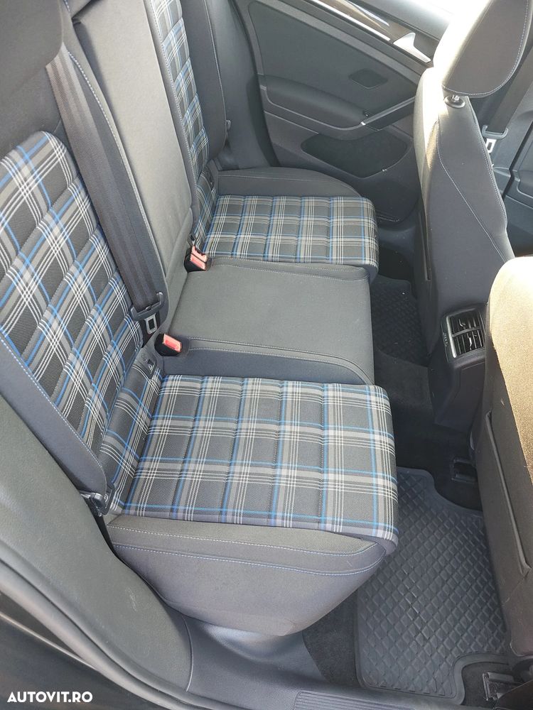 Volkswagen Golf - 11