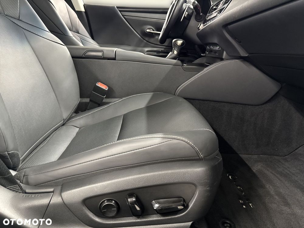 Lexus ES 300h Business Edition - 16