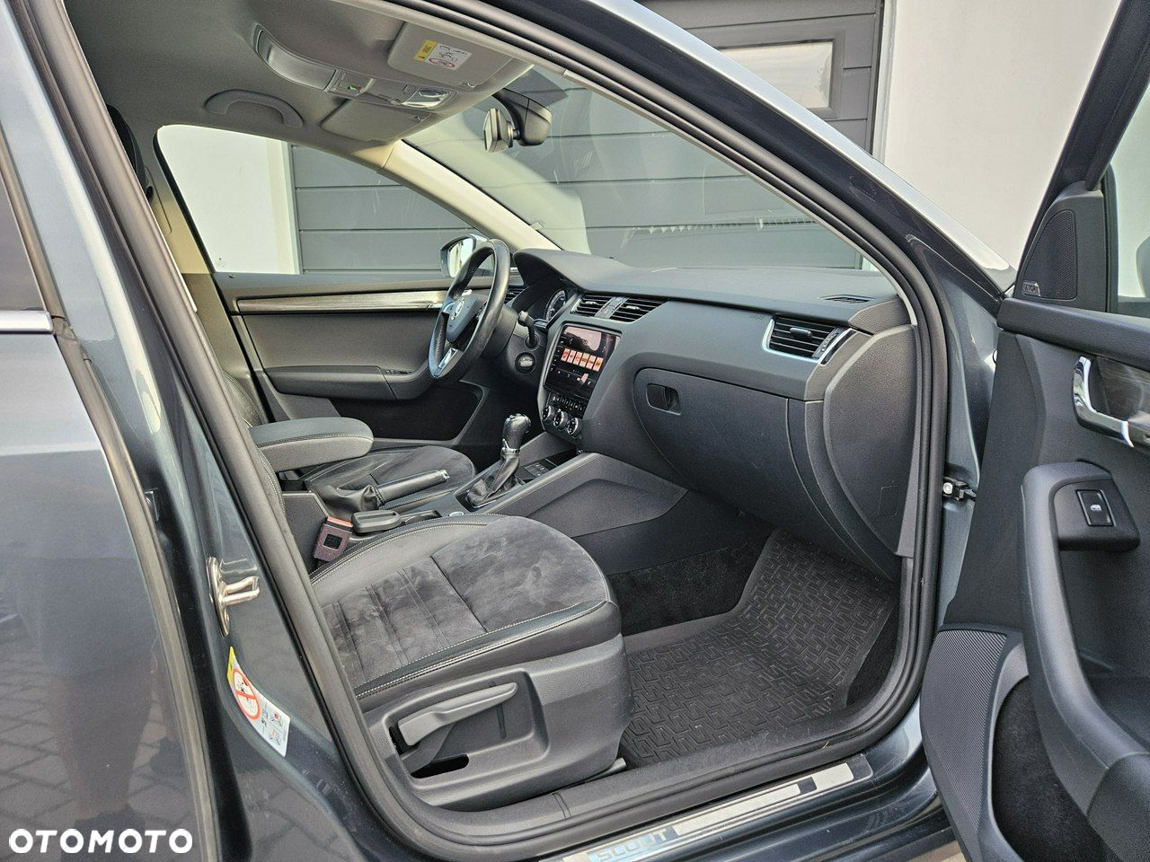 Skoda Octavia Combi 2.0 TDI 4x4 DSG Scout - 29