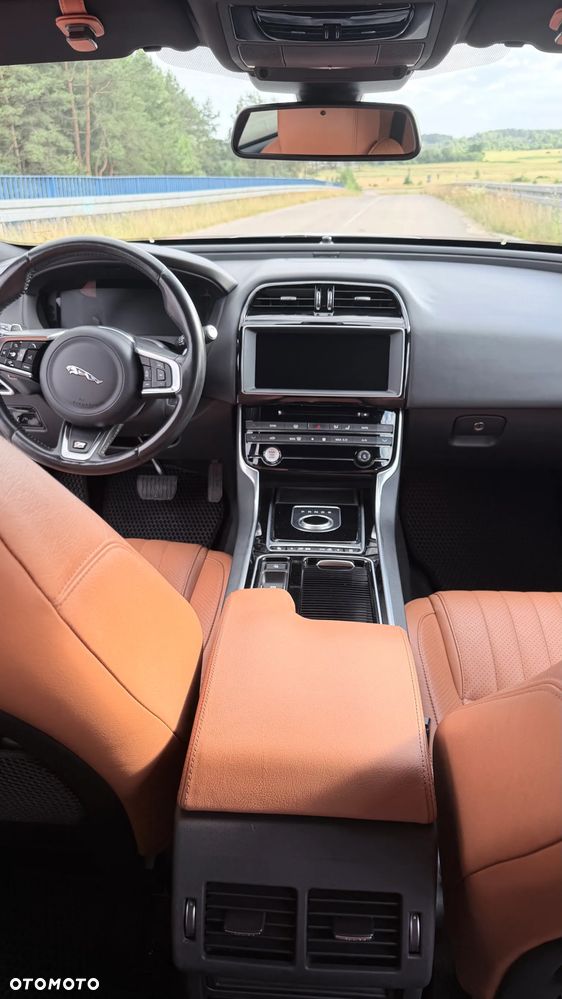 Jaguar XE 2.0 T R-Sport - 19