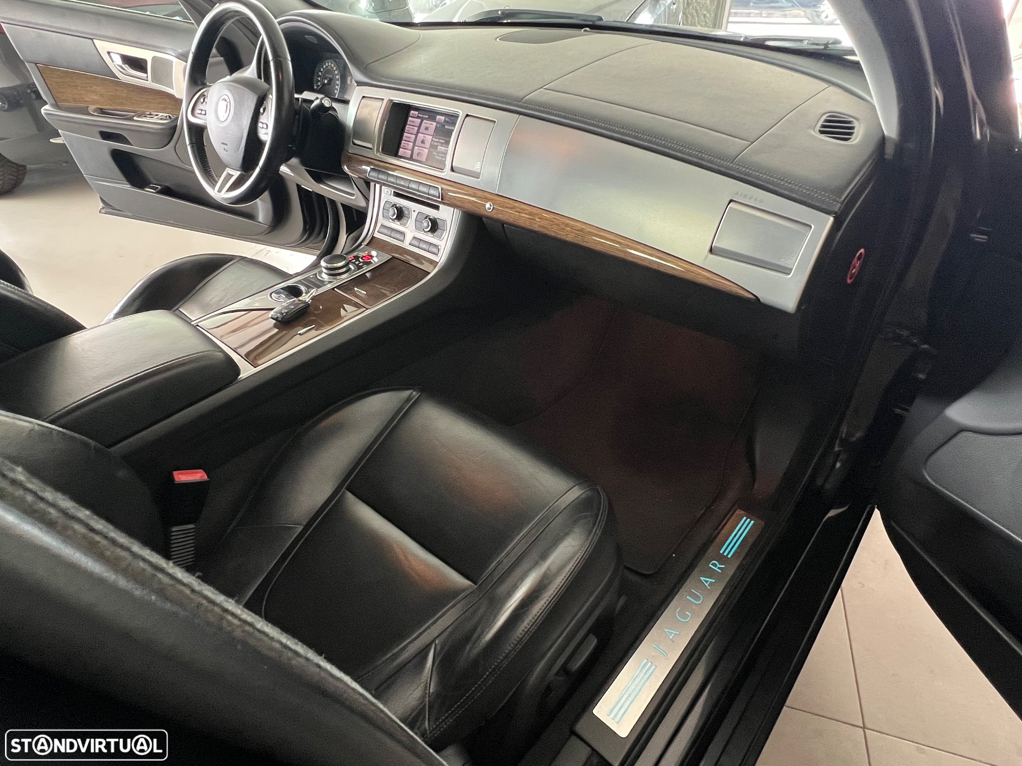Jaguar XF 2.2 D Premium Luxury - 16