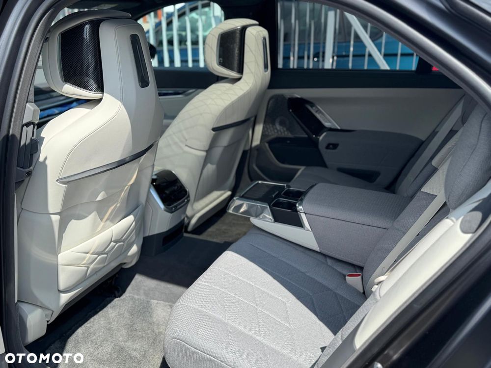BMW Seria 7 M760e xDrive - 27