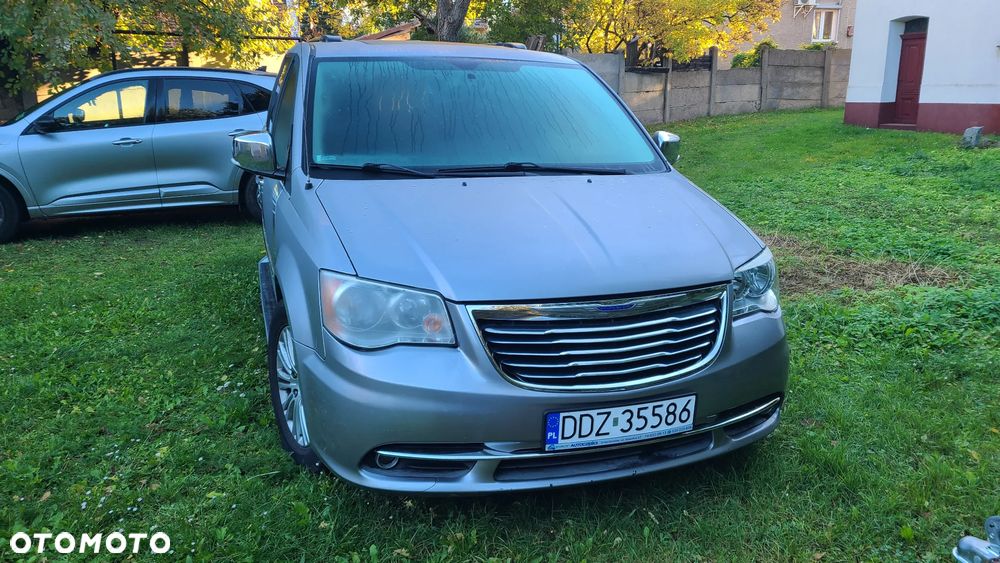 Chrysler Town & Country - 4