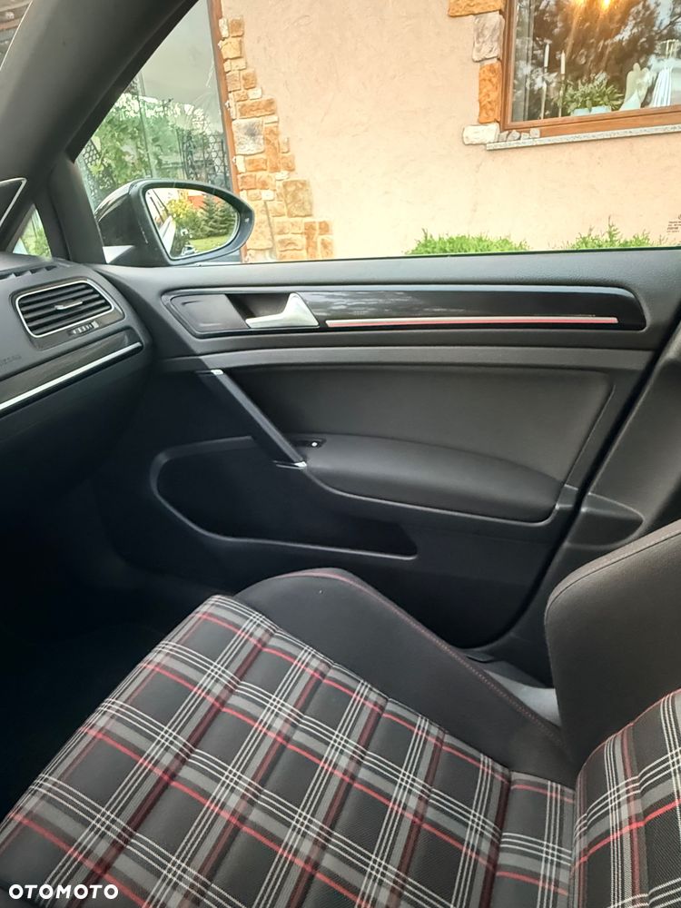 Volkswagen Golf - 18