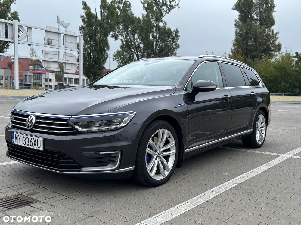 Volkswagen Passat - 1