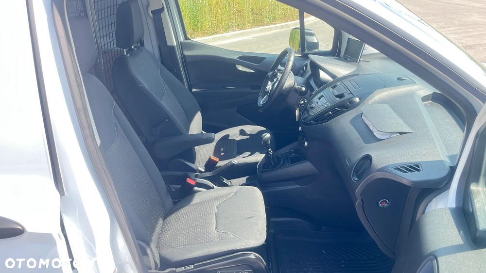 Ford Transit Courier - 17
