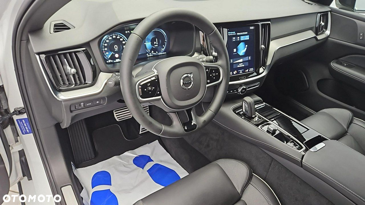 Volvo V60 T8 AWD Plug-In Hybrid R-Design - 9