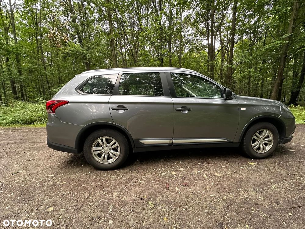 Mitsubishi Outlander 2.0 Invite + 2WD - 2