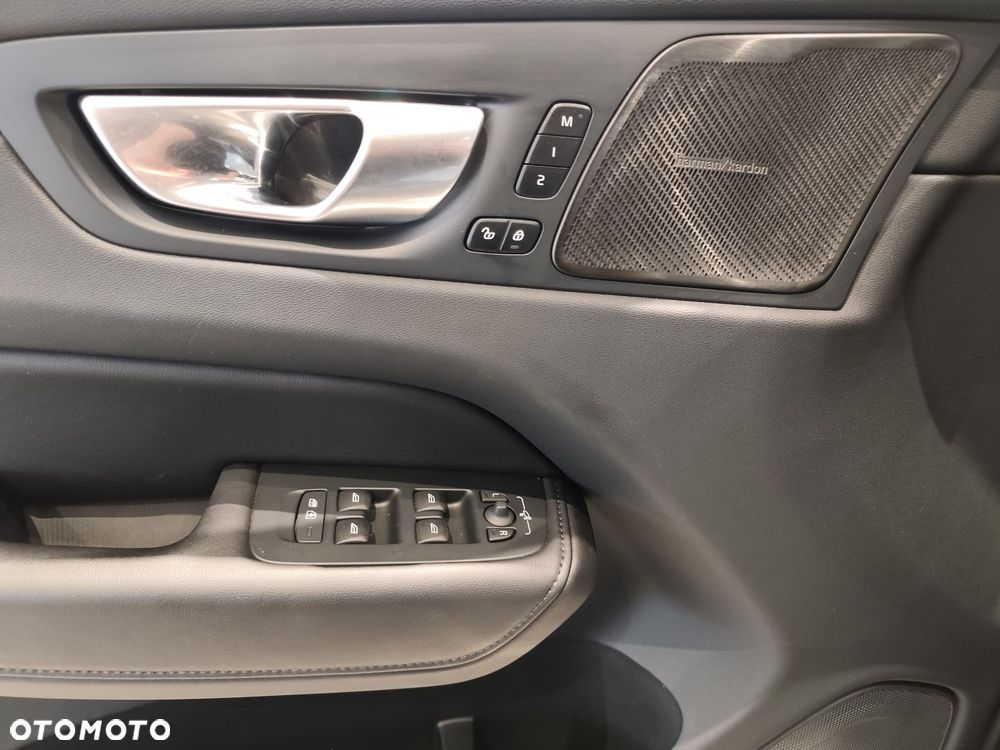 Volvo XC 60 B4 B Plus Dark - 31