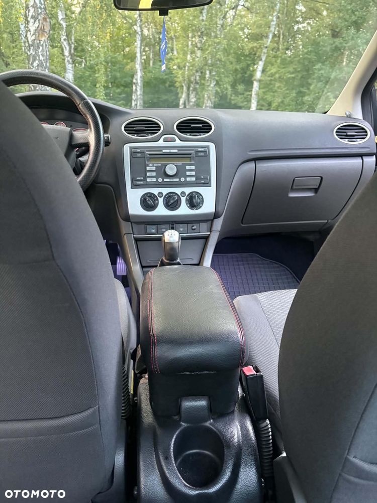 Ford Focus 1.6 Ghia - 8