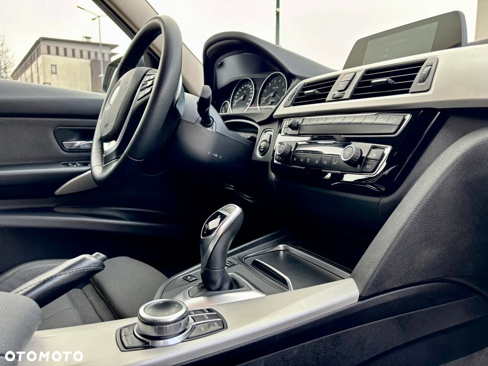 BMW Seria 3 320i xDrive Advantage - 9