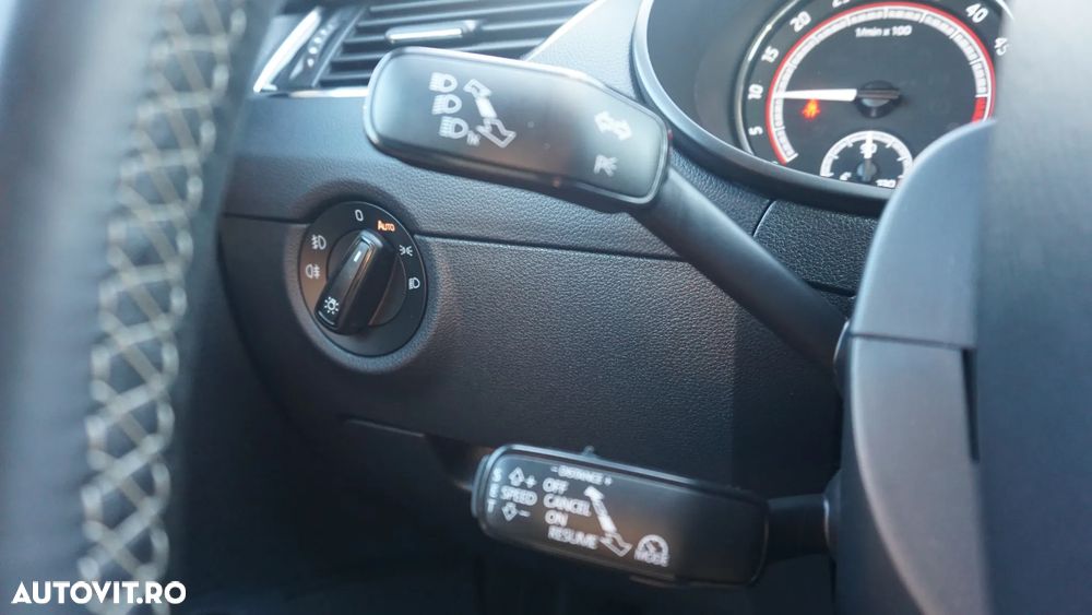 Skoda Octavia 2.0 TDI DSG RS - 23