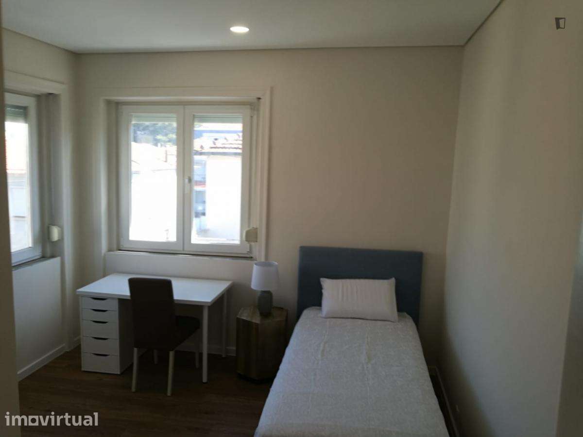 Quarto - localizado em Paranhos Porto - Grande imagem: 3/13