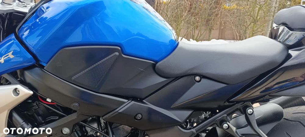 Suzuki GSR - 33
