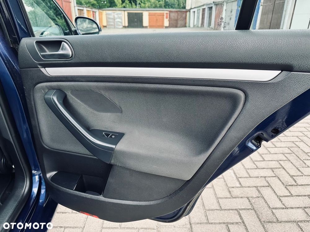 Volkswagen Golf 1.6 TDI DPF Highline - 23