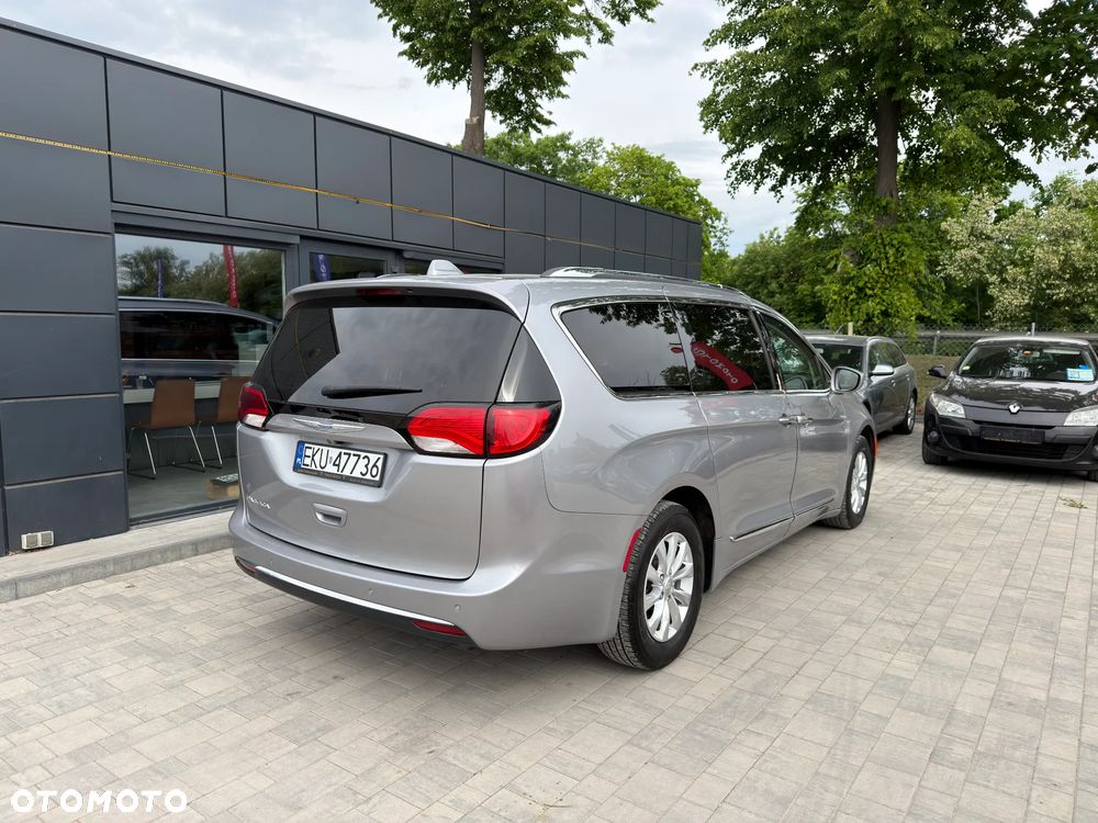 Chrysler Pacifica - 16