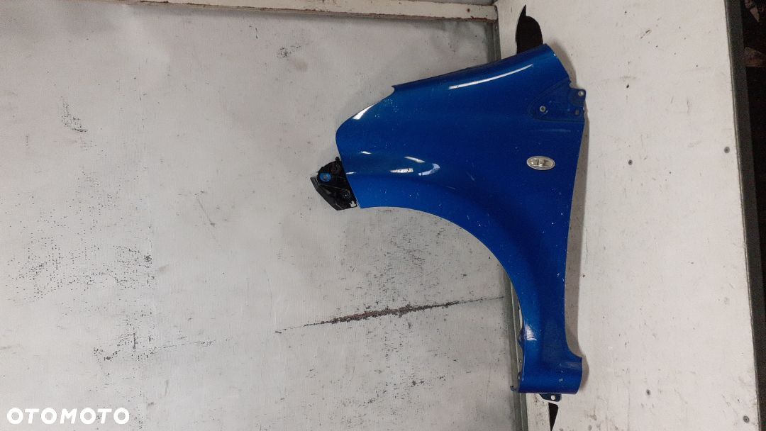 * BŁOTNIK PRZÓD PRZEDNI LEWY DO TOYOTA AYGO GRANATOWY 8M6 - 1