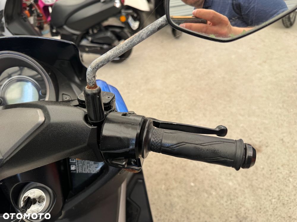 Yamaha NMAX - 11